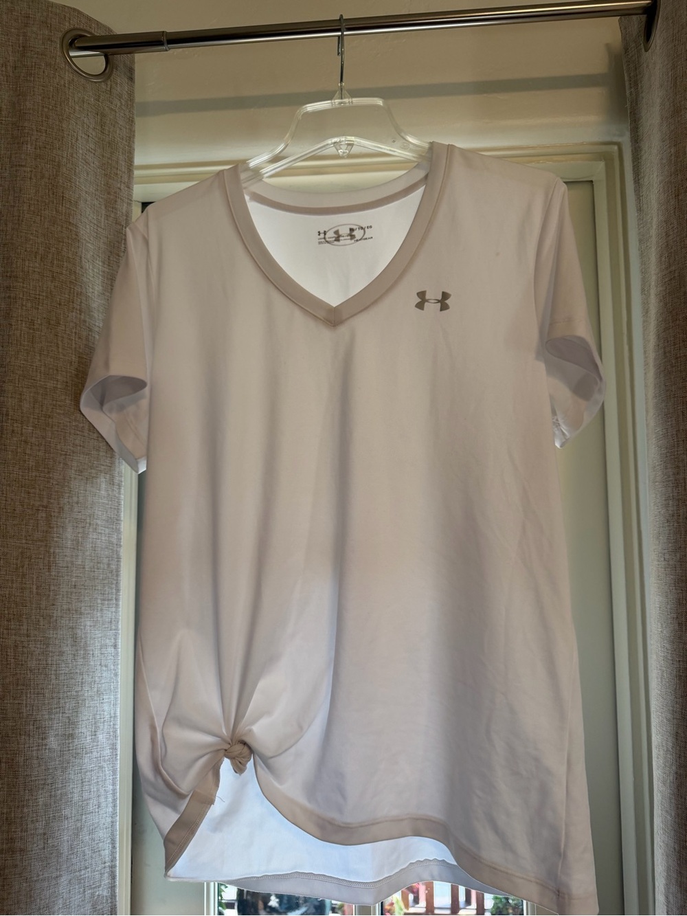 Under Armour Women's white V-Neck Short Sleeve Performance Tee size XL